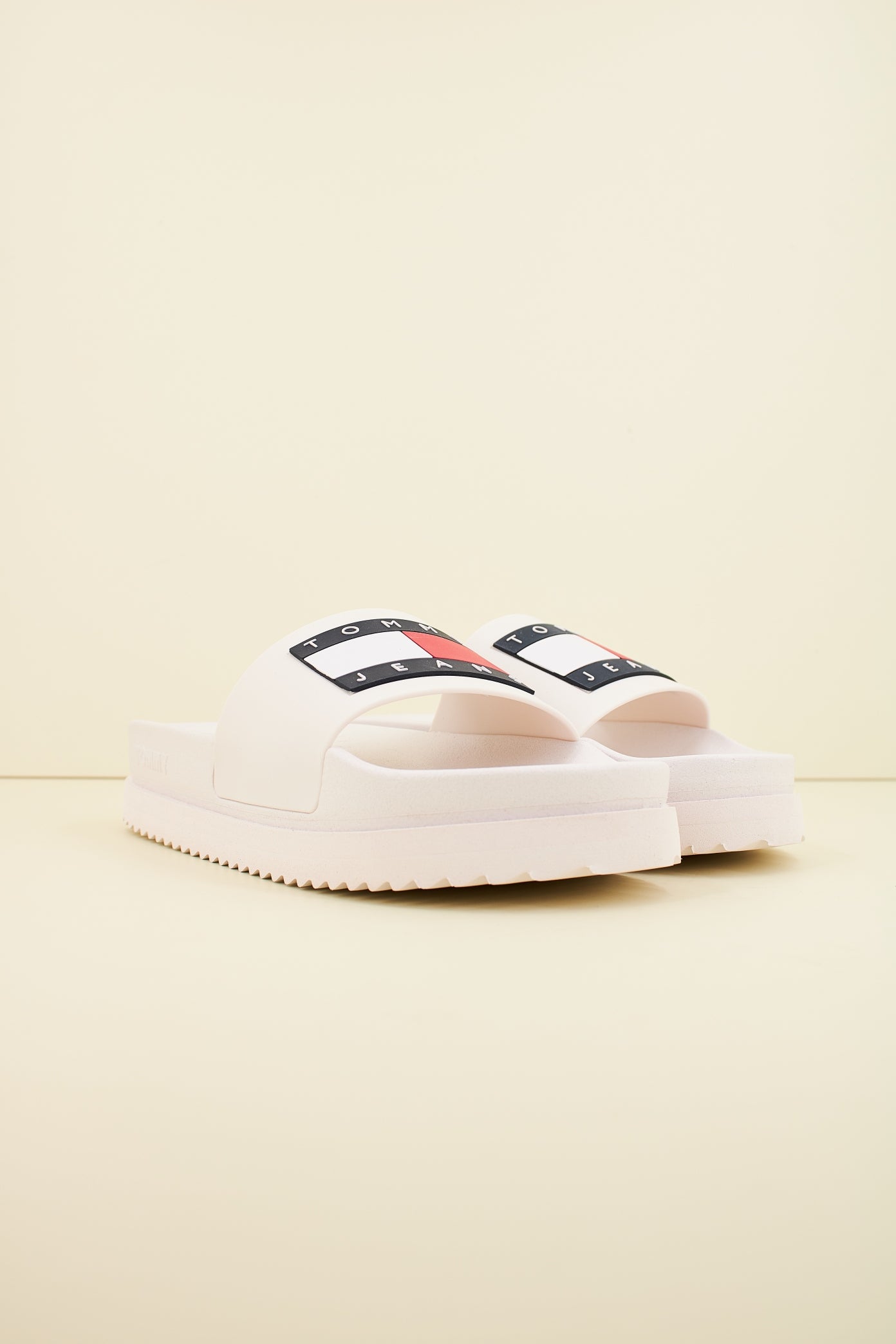 TOMMY JEANS ELEVATED FLATFORM SL en color YBL  (2)