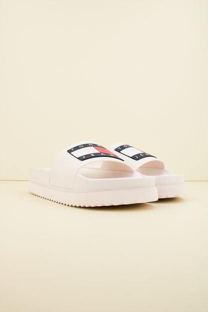 TOMMY JEANS ELEVATED FLATFORM SL en color YBL  (2)