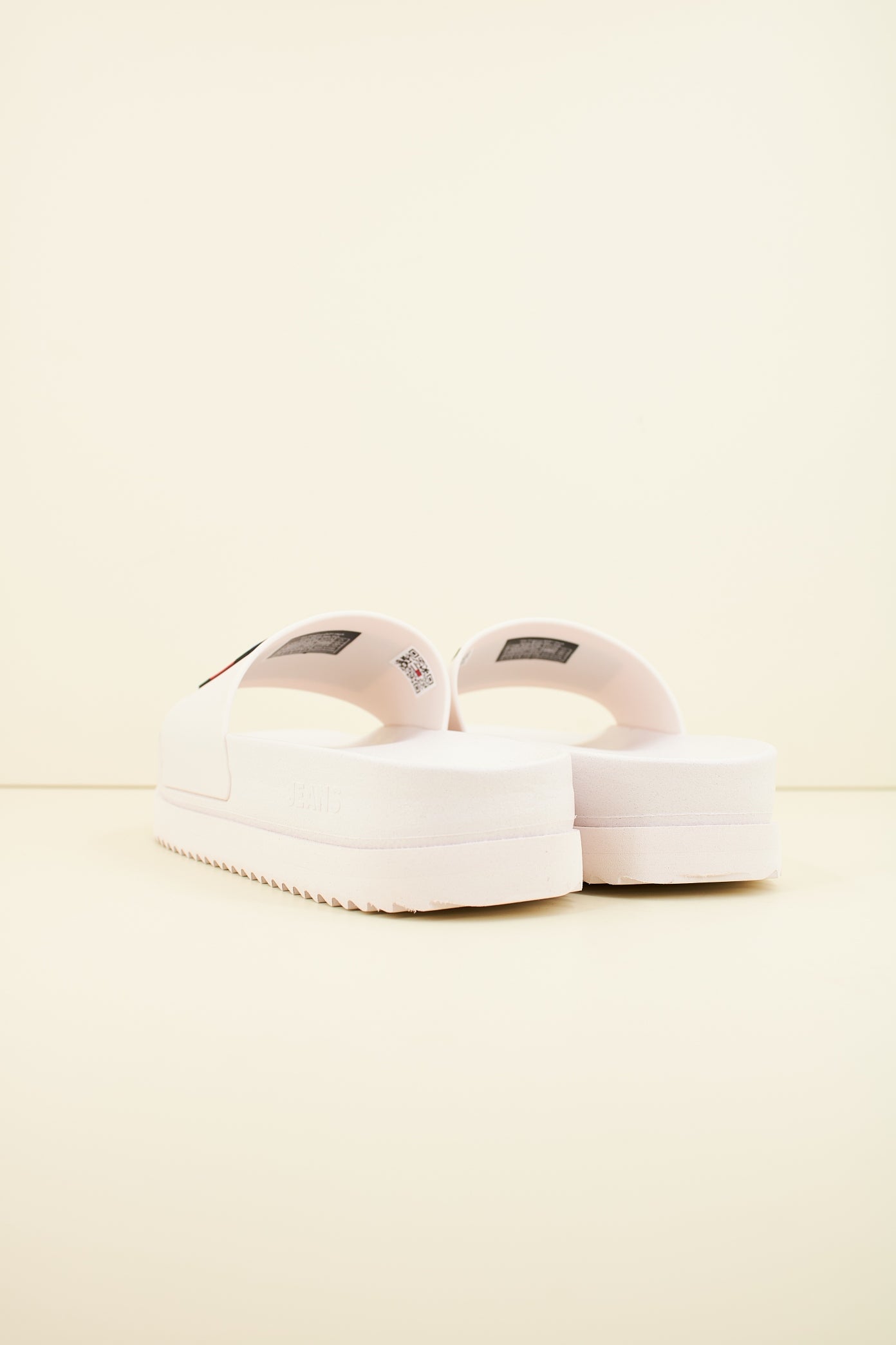 TOMMY JEANS ELEVATED FLATFORM SL en color YBL  (3)