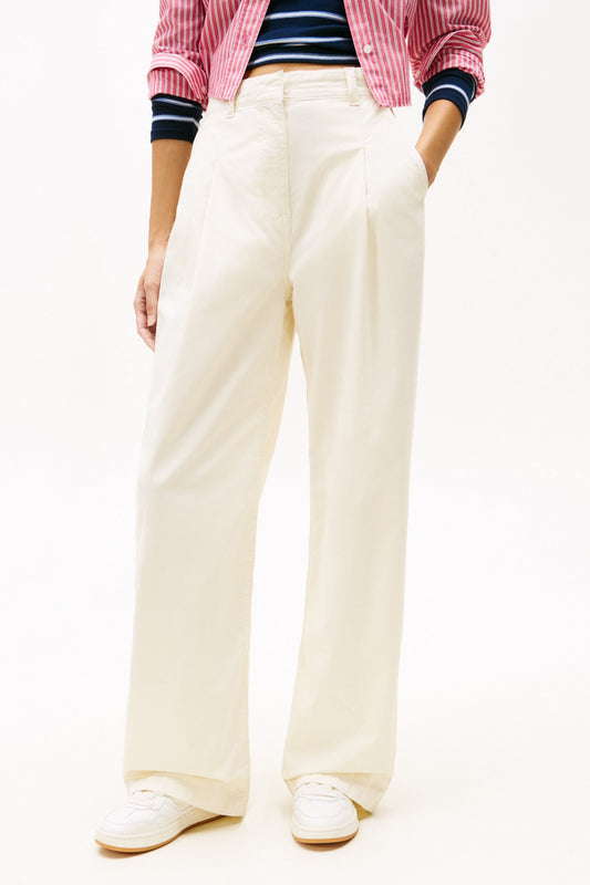 TOMMY JEANS TJW WIDE LEG CHINO en color YBH  (1)