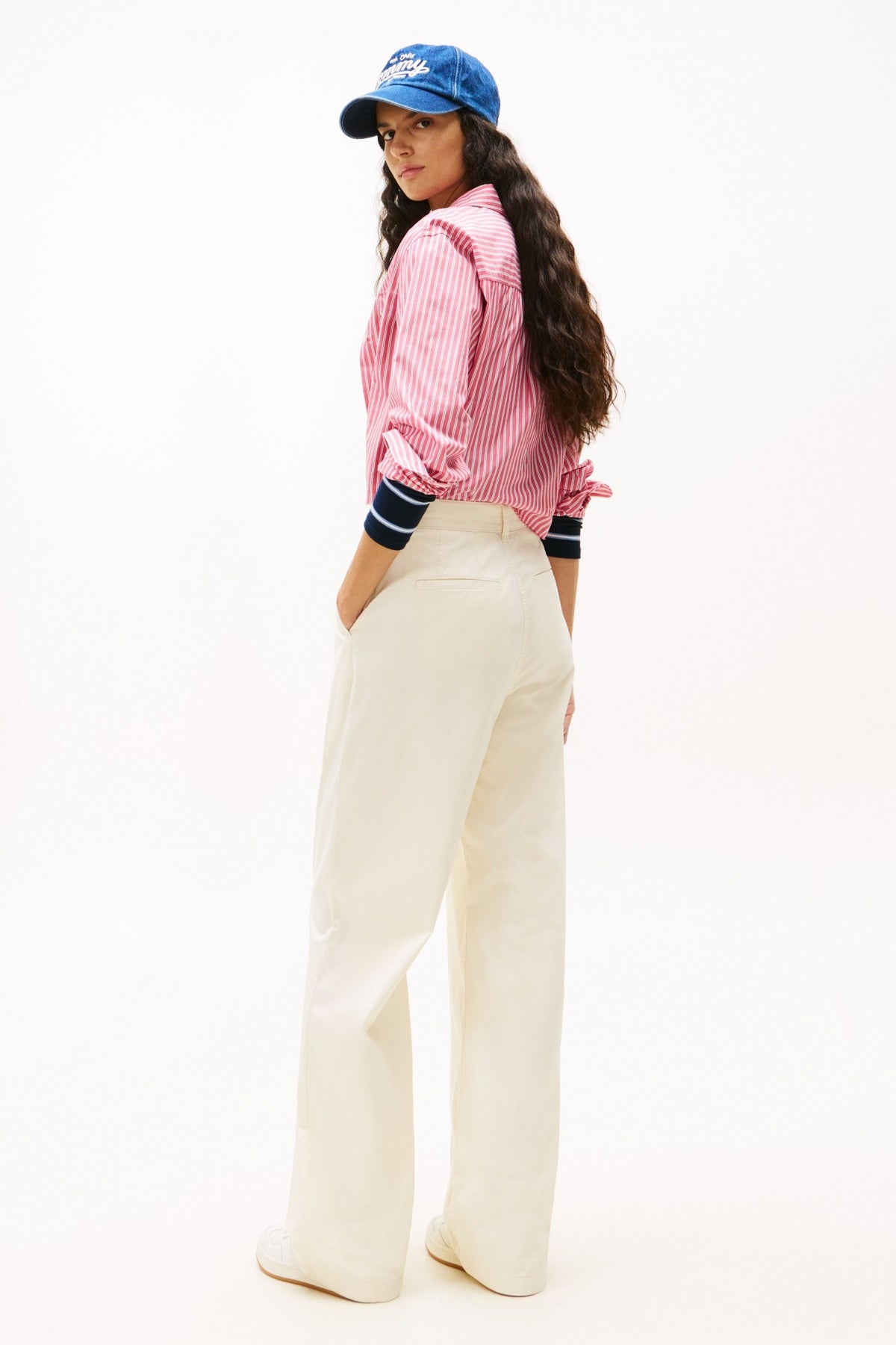 TOMMY JEANS TJW WIDE LEG CHINO en color YBH  (3)