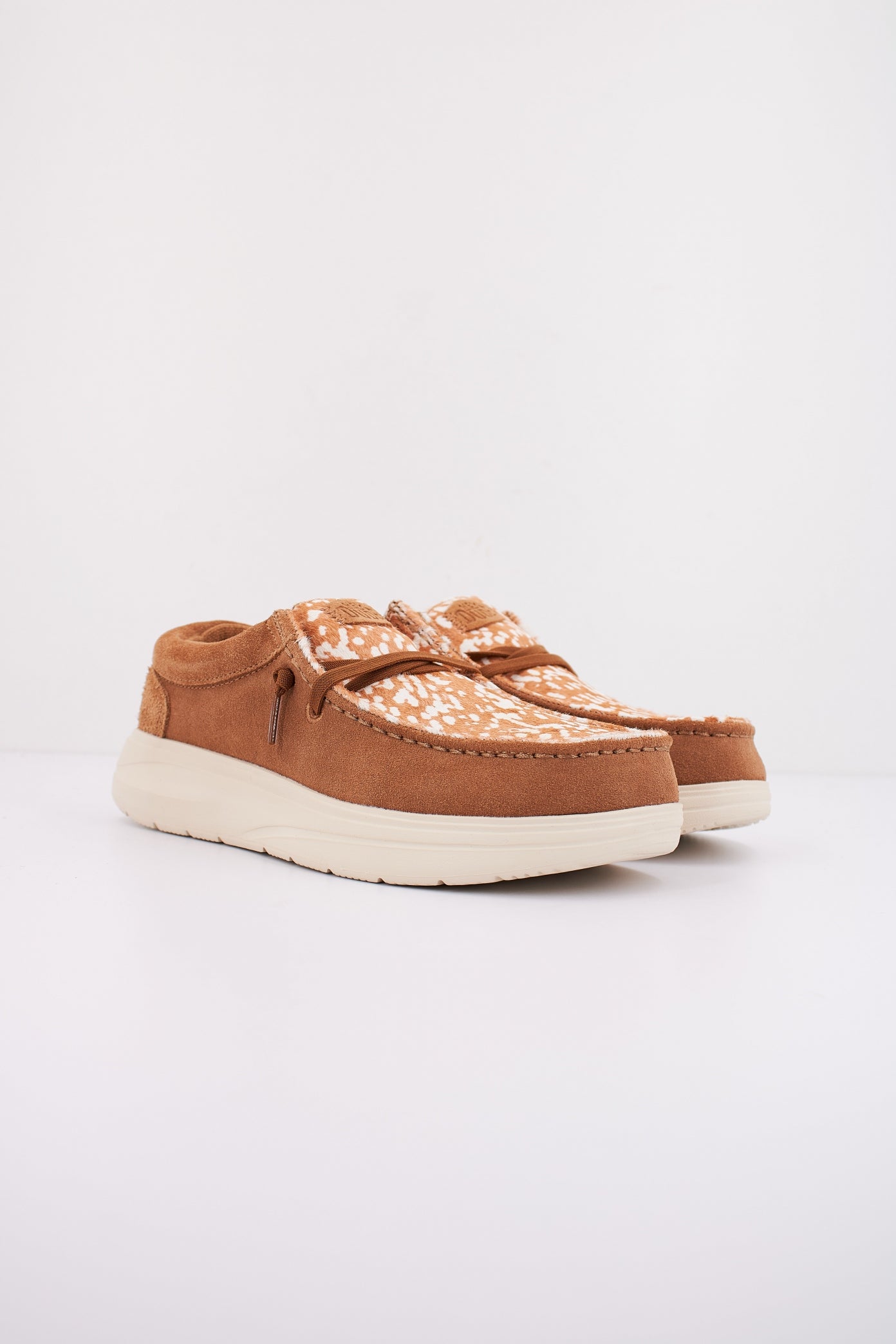 HEY DUDE WENDY X LUXE en color TAN  (2)