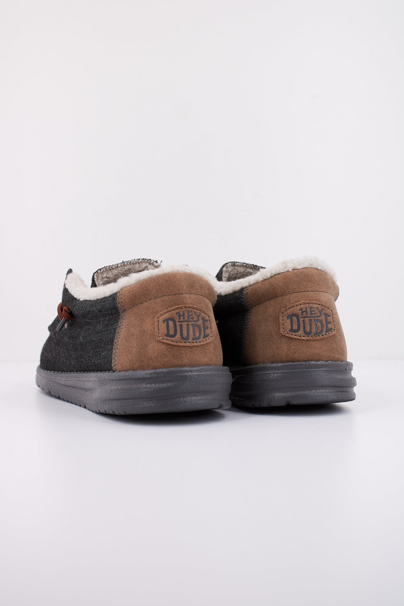 HEY DUDE WALLY en color BLACK  (4)