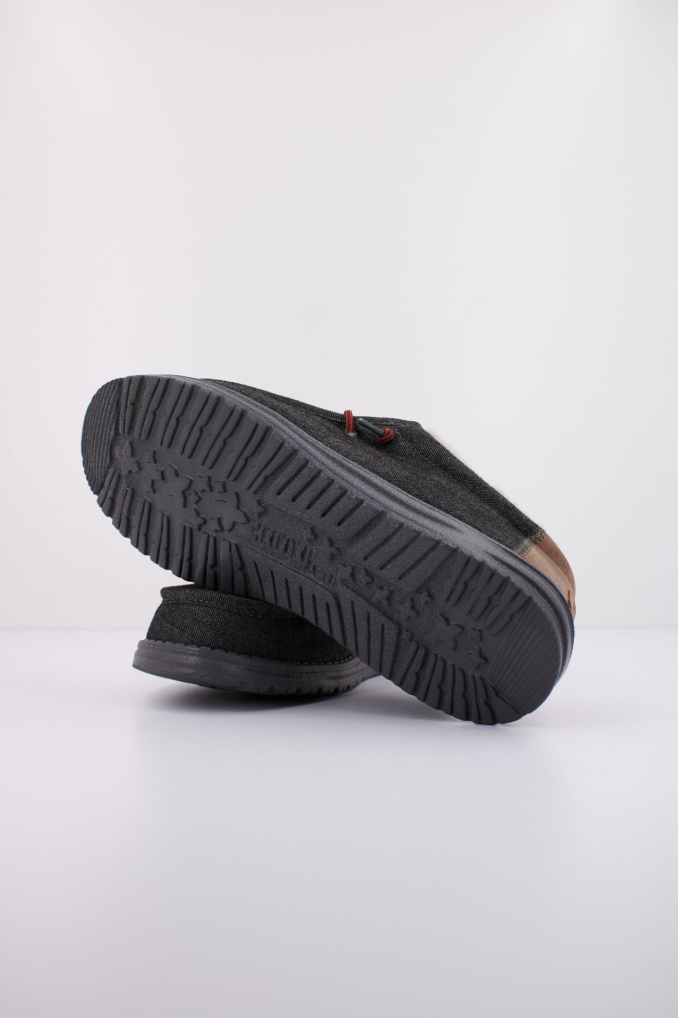 HEY DUDE WALLY en color BLACK  (5)