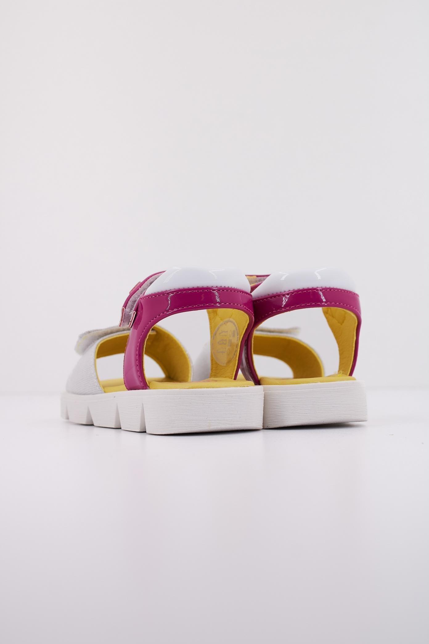 AGATHA RUIZ DE LA PRADA A  en color BLNCFCSIA  (4)