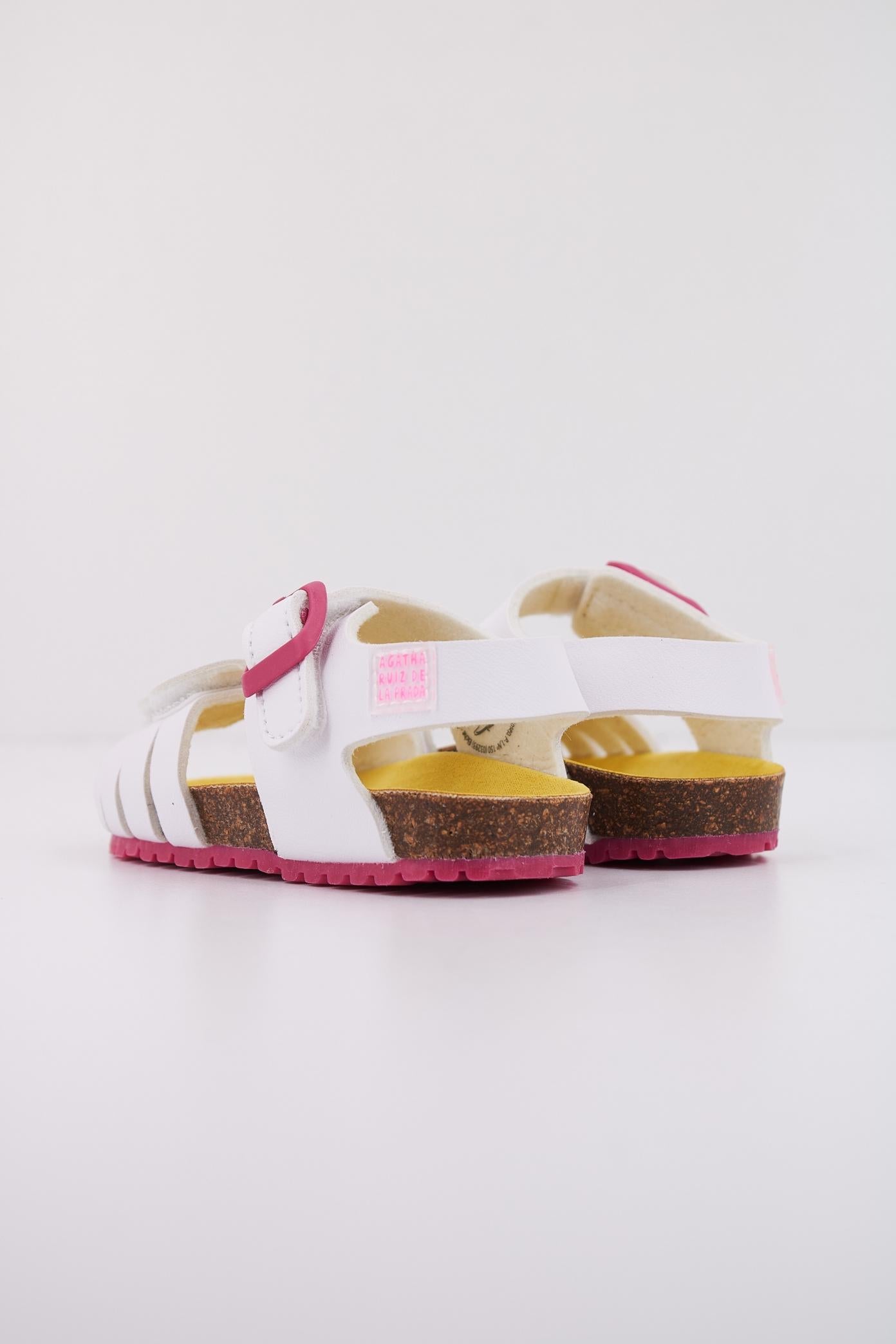 AGATHA RUIZ DE LA PRADA A en color BLANCO  (4)
