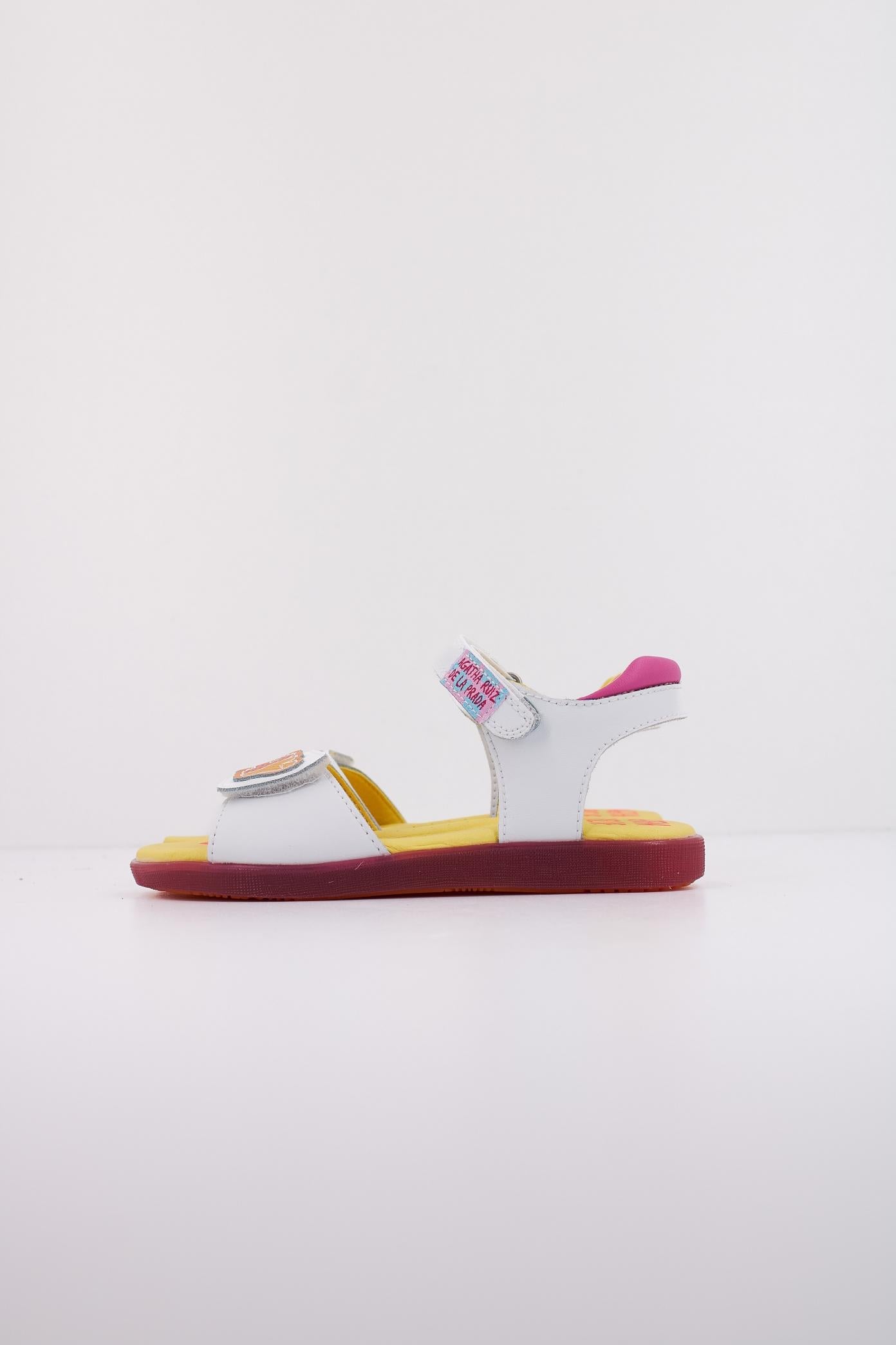 AGATHA RUIZ DE LA PRADA A en color BLANCO  (1)