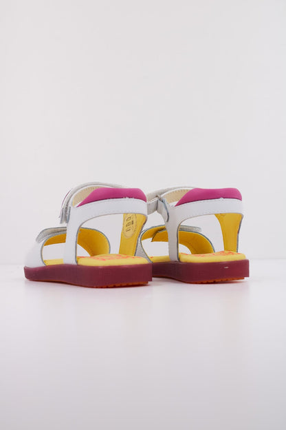 AGATHA RUIZ DE LA PRADA A en color BLANCO  (4)