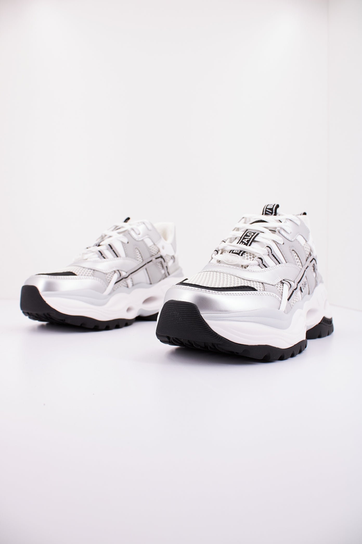 BUFFALO TRIPLET HOLLOW en color WHTBLCK  (2)