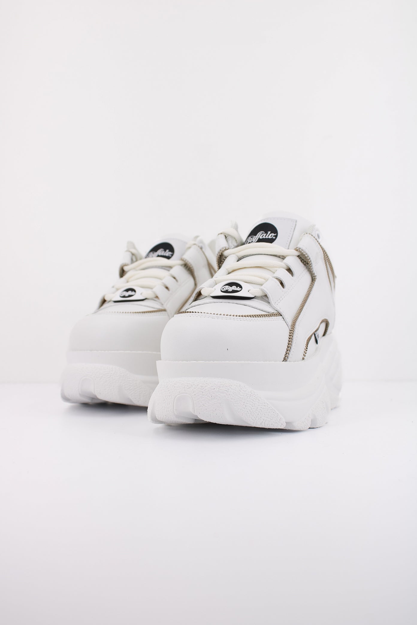 BUFFALO - en color WHITE  (2)