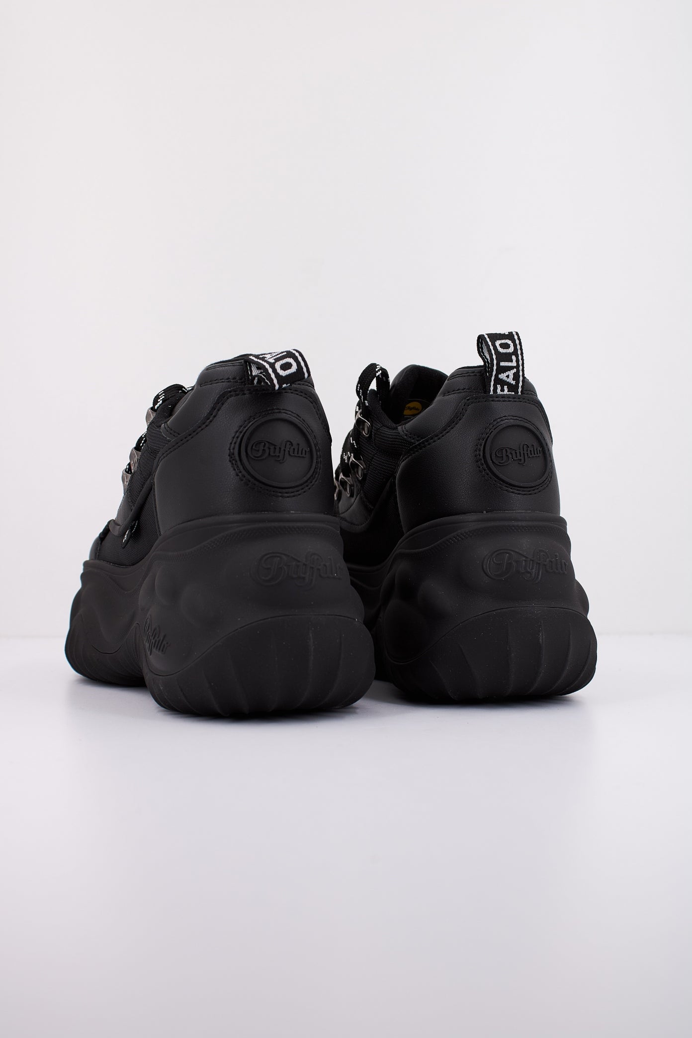 BUFFALO BLADER HIKE LO en color BLACK  (4)