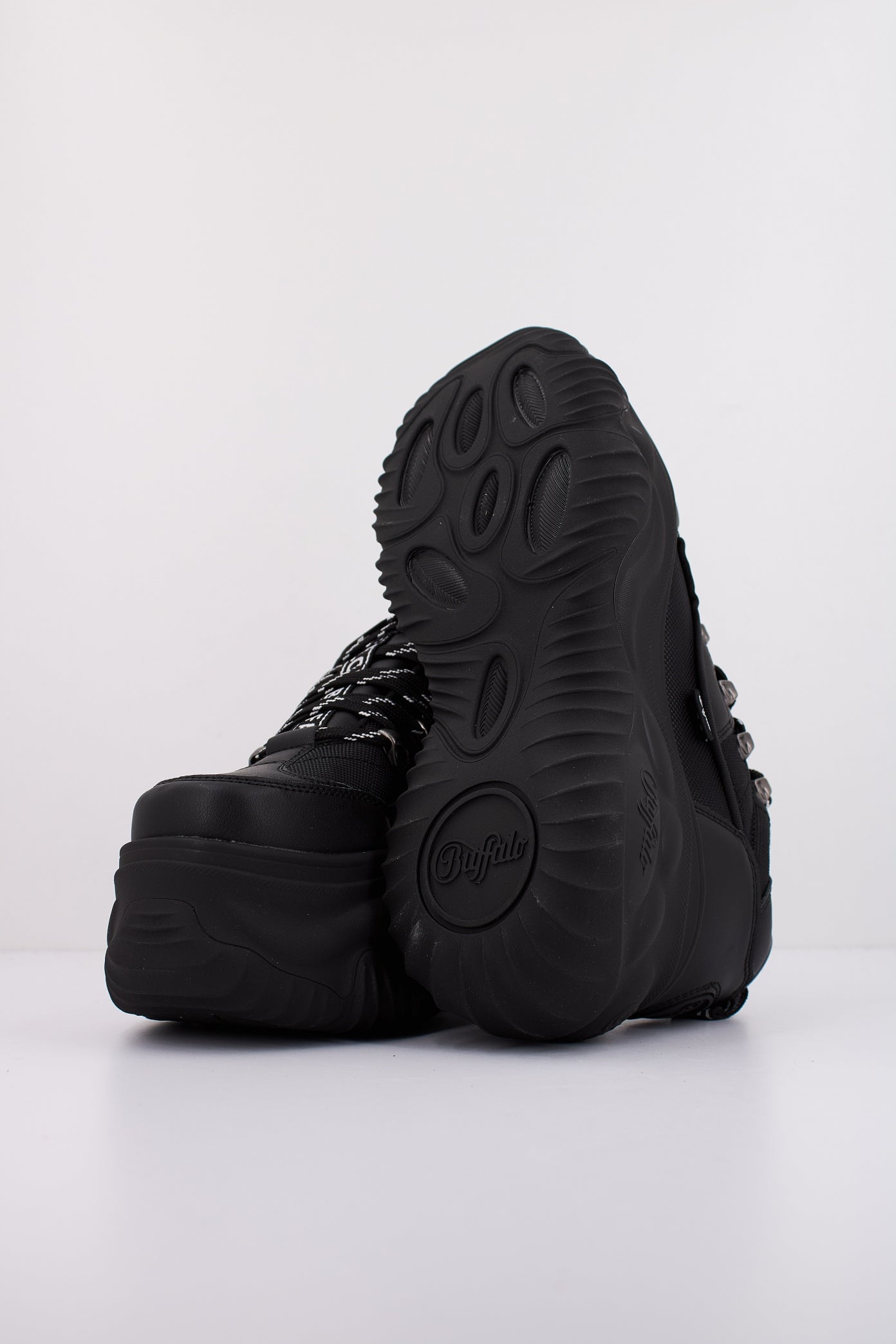 BUFFALO BLADER HIKE LO en color BLACK  (5)
