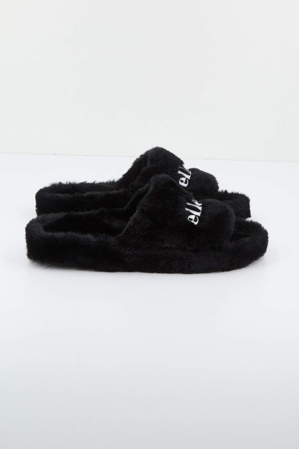 ELLESSE FILIPPO SLIPPER en color BLACK  (2)