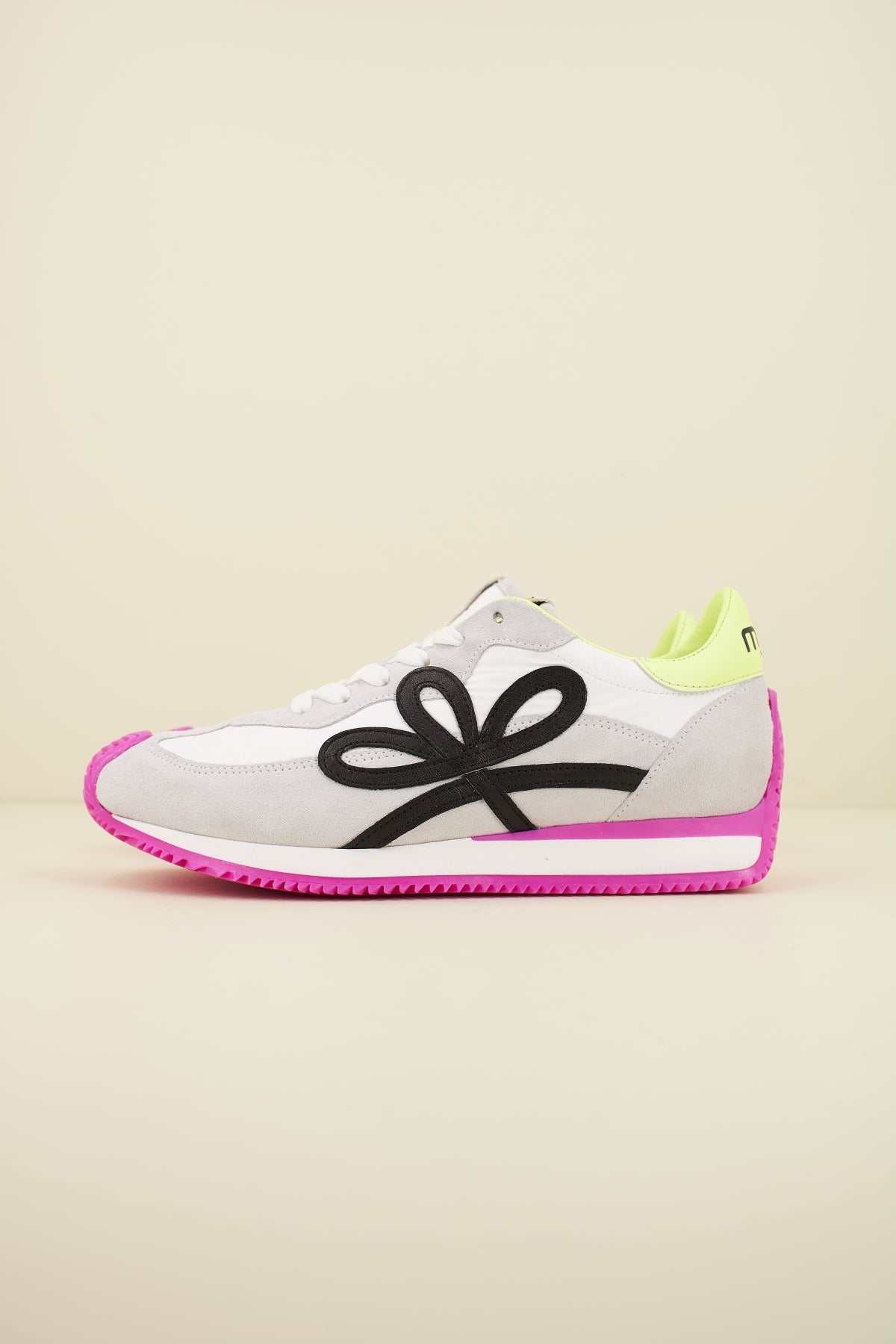 MJUS L  en color WHTBNC  (1)