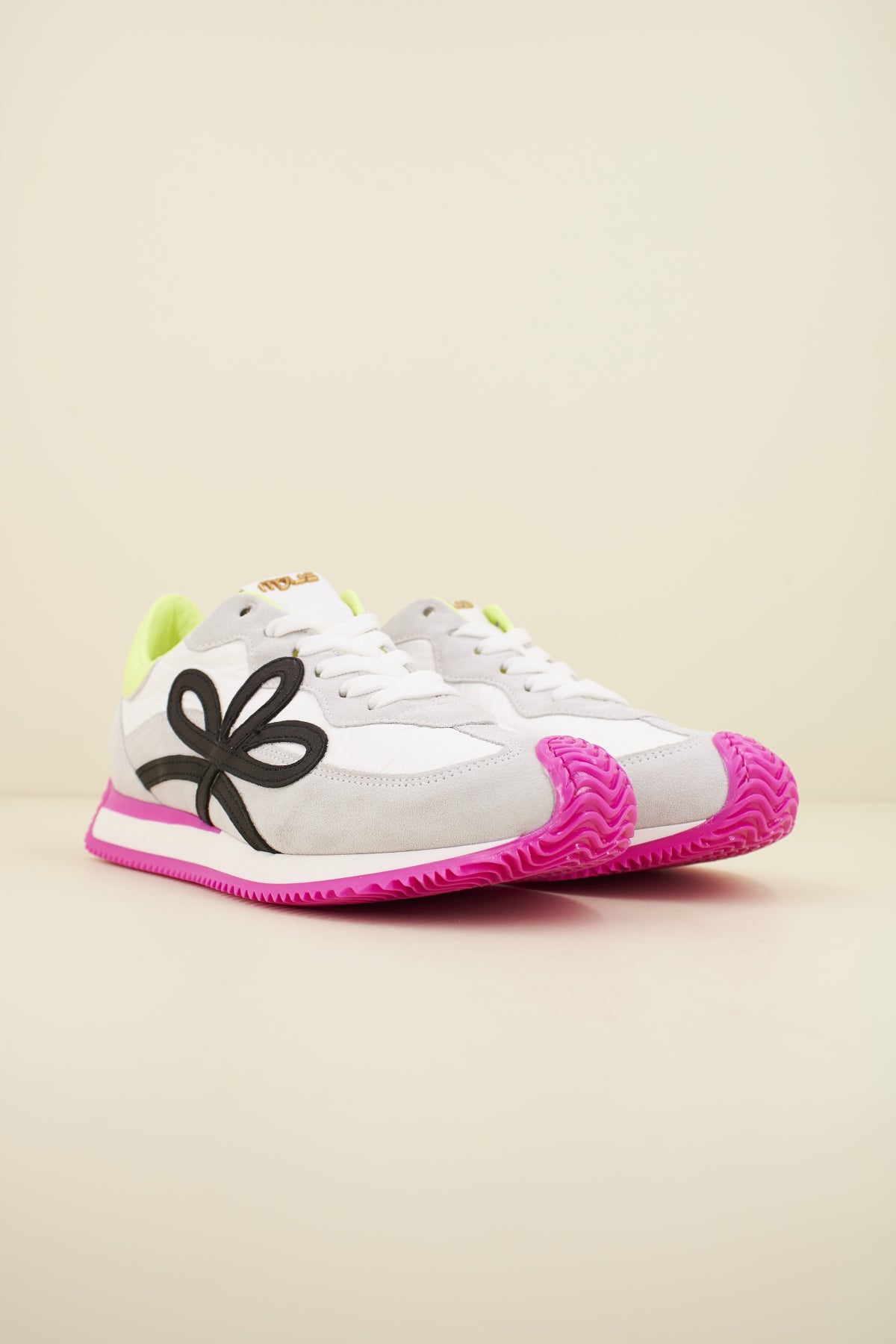 MJUS L  en color WHTBNC  (2)