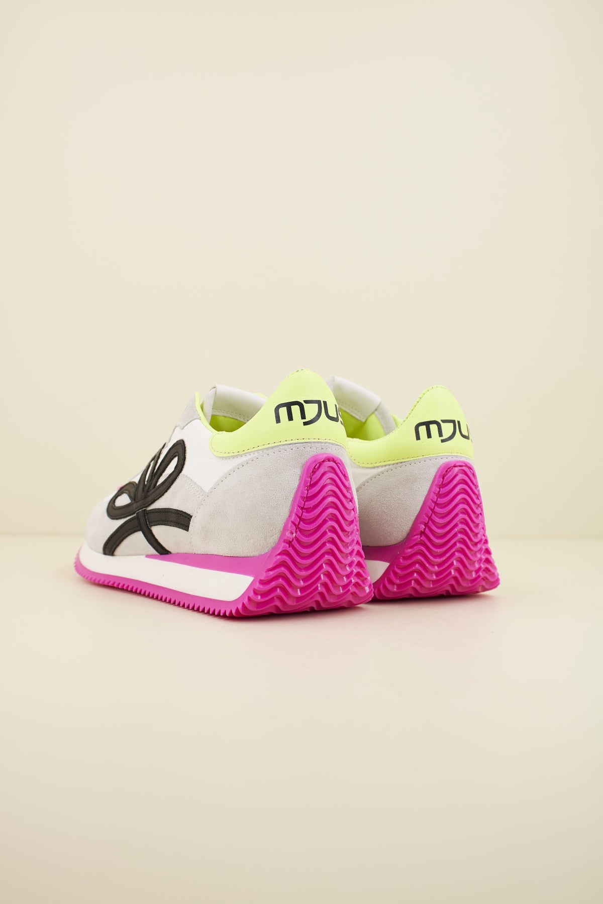 MJUS L  en color WHTBNC  (3)