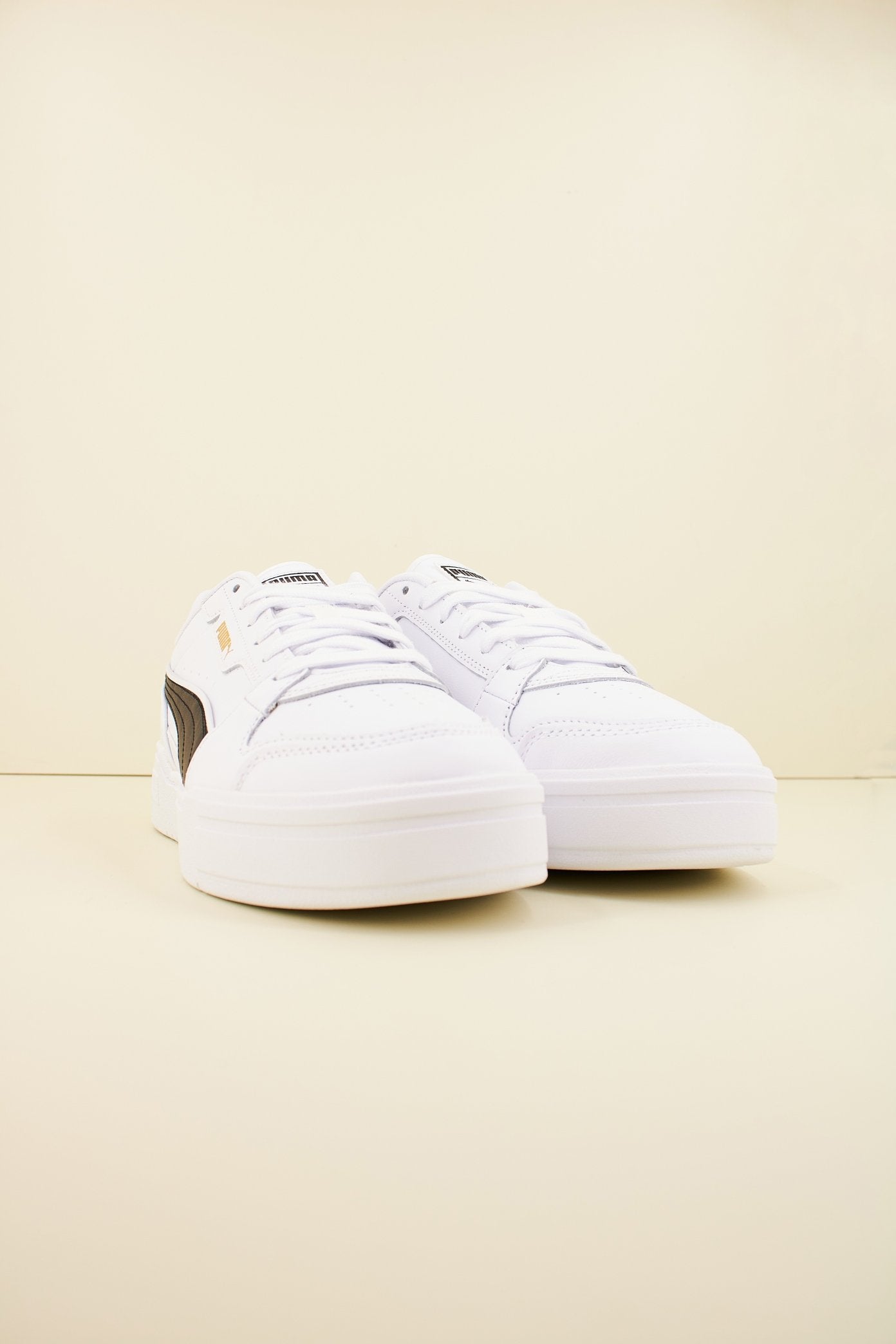 PUMA CA PRO LUX III LTH en color WHTBLCK  (2)