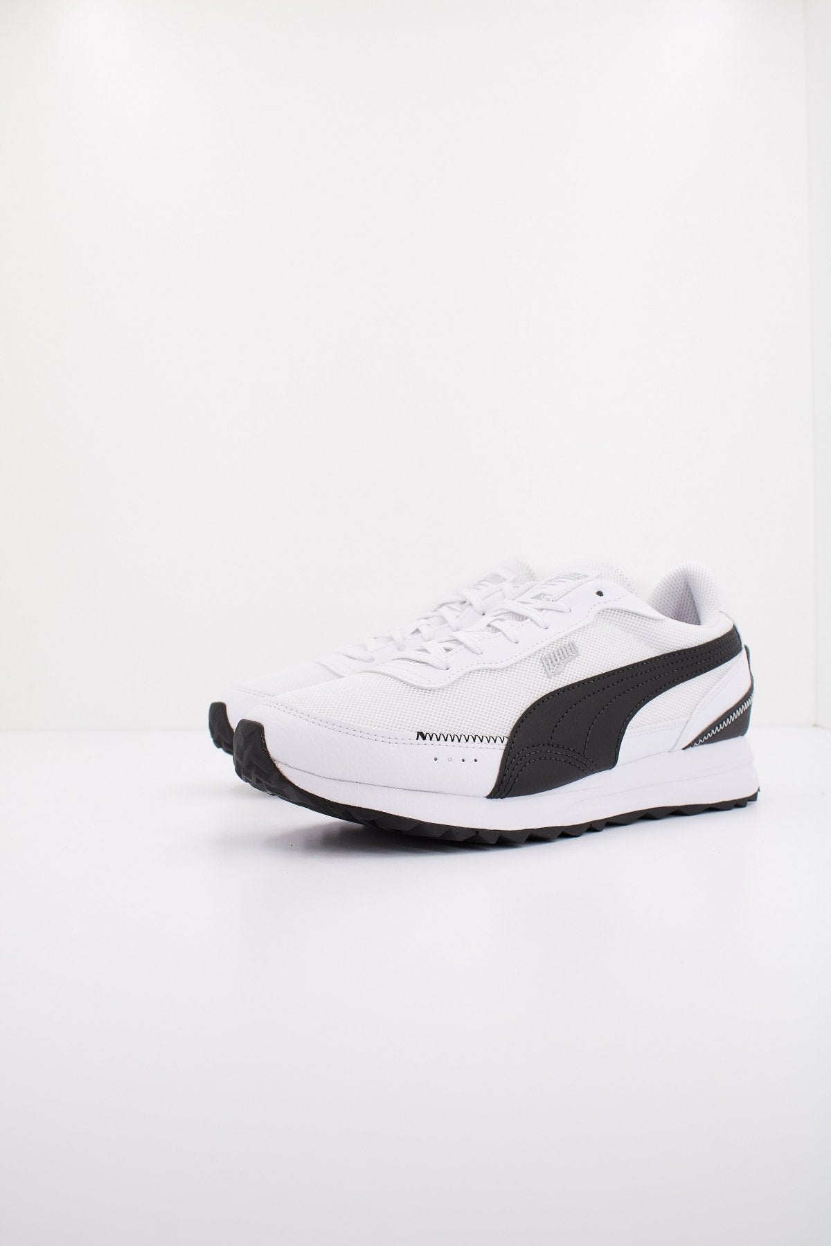 PUMA ROAD RIDER LTH en color WHTBLCK  (2)