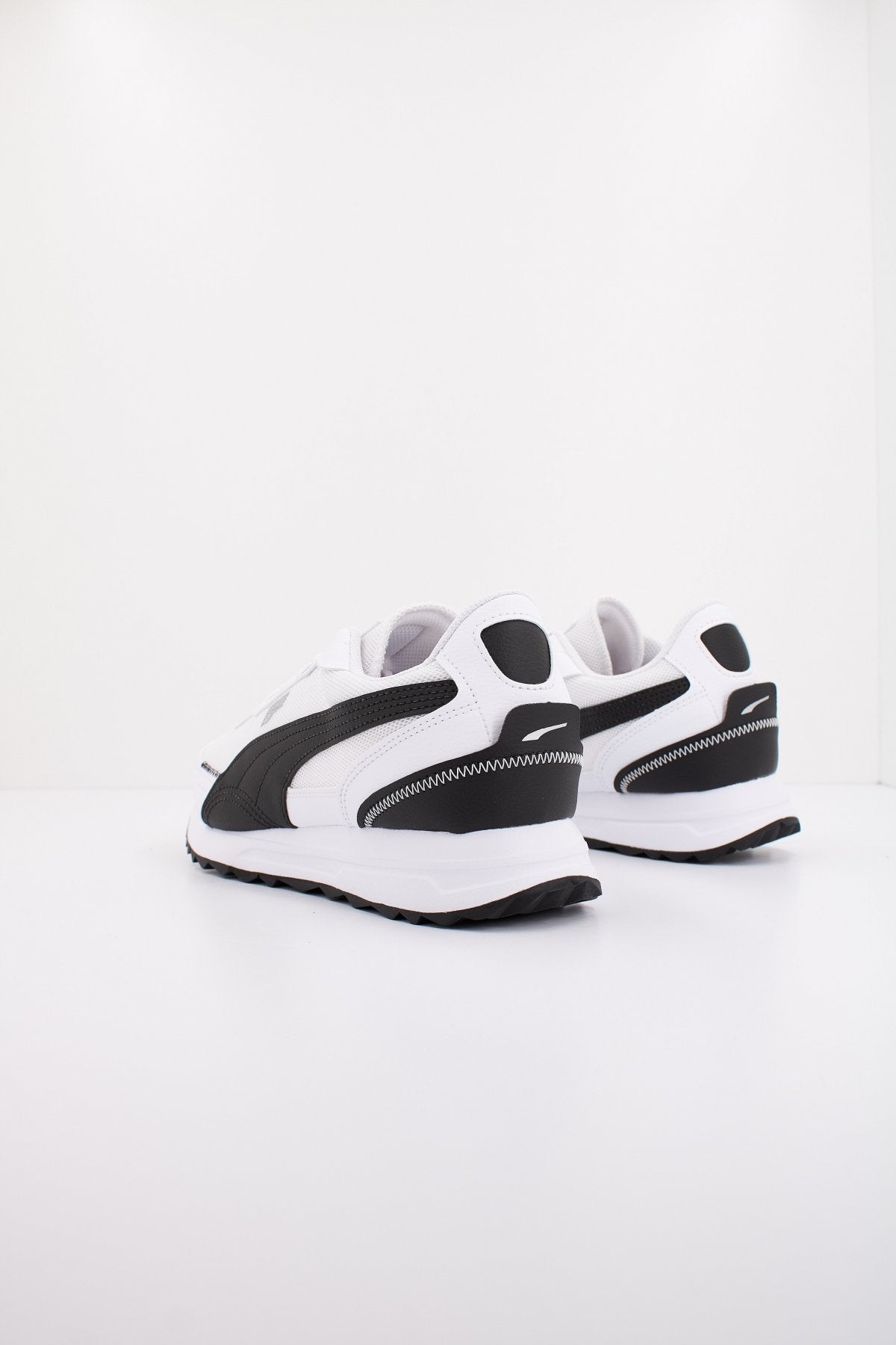 PUMA ROAD RIDER LTH en color WHTBLCK  (3)