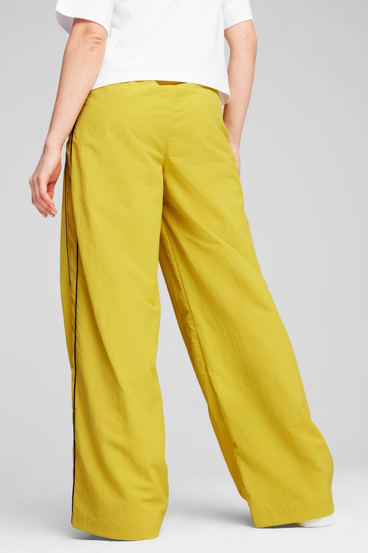 PUMA T TRACK PANTS en color YELLOW  (3)