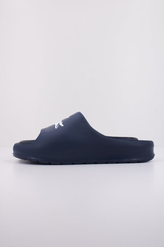 LACOSTE MEN'S SERVE SLIDE . en color NVYWHT  (1)