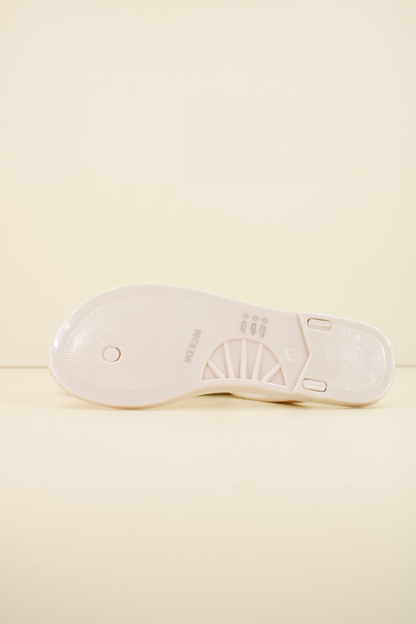 KURT GEIGER LONDON MADDISON T-BAR en color BONE  (4)