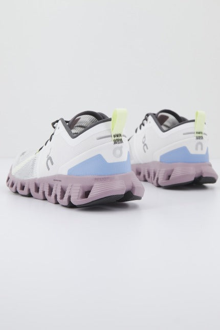 ON RUNNING CLOUD X SHIFT en color WHTHRN  (3)