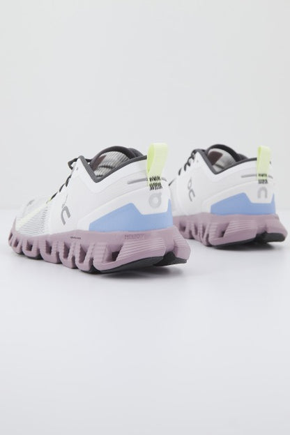 ON RUNNING CLOUD X SHIFT en color WHTHRN  (3)