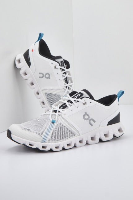 ON RUNNING CLOUD X SHIFT en color WHTBLCK  (1)