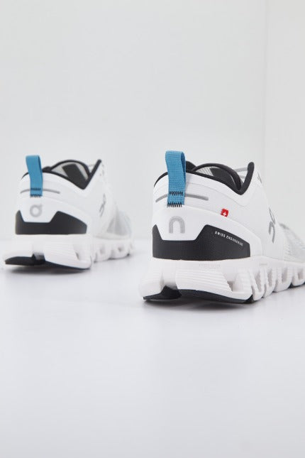 ON RUNNING CLOUD X SHIFT en color WHTBLCK  (3)