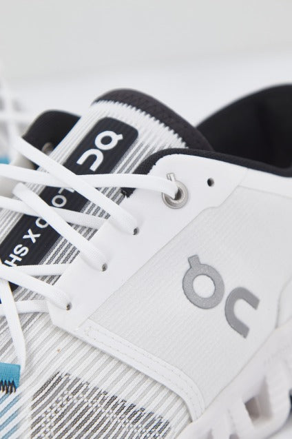 ON RUNNING CLOUD X SHIFT en color WHTBLCK  (4)