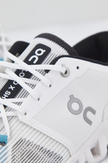 ON RUNNING CLOUD X SHIFT en color WHTBLCK  (4)