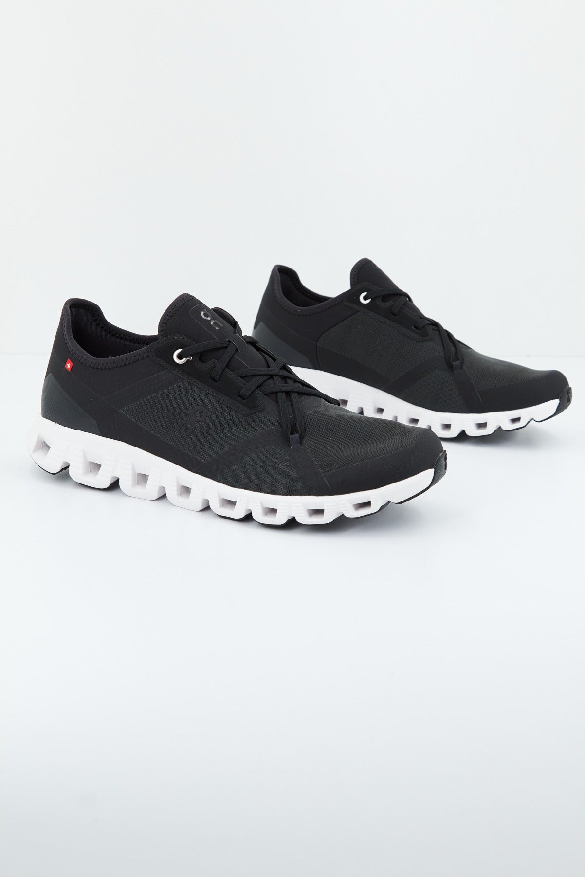 ON RUNNING CLOUD X  AD en color BLCKWHT  (2)