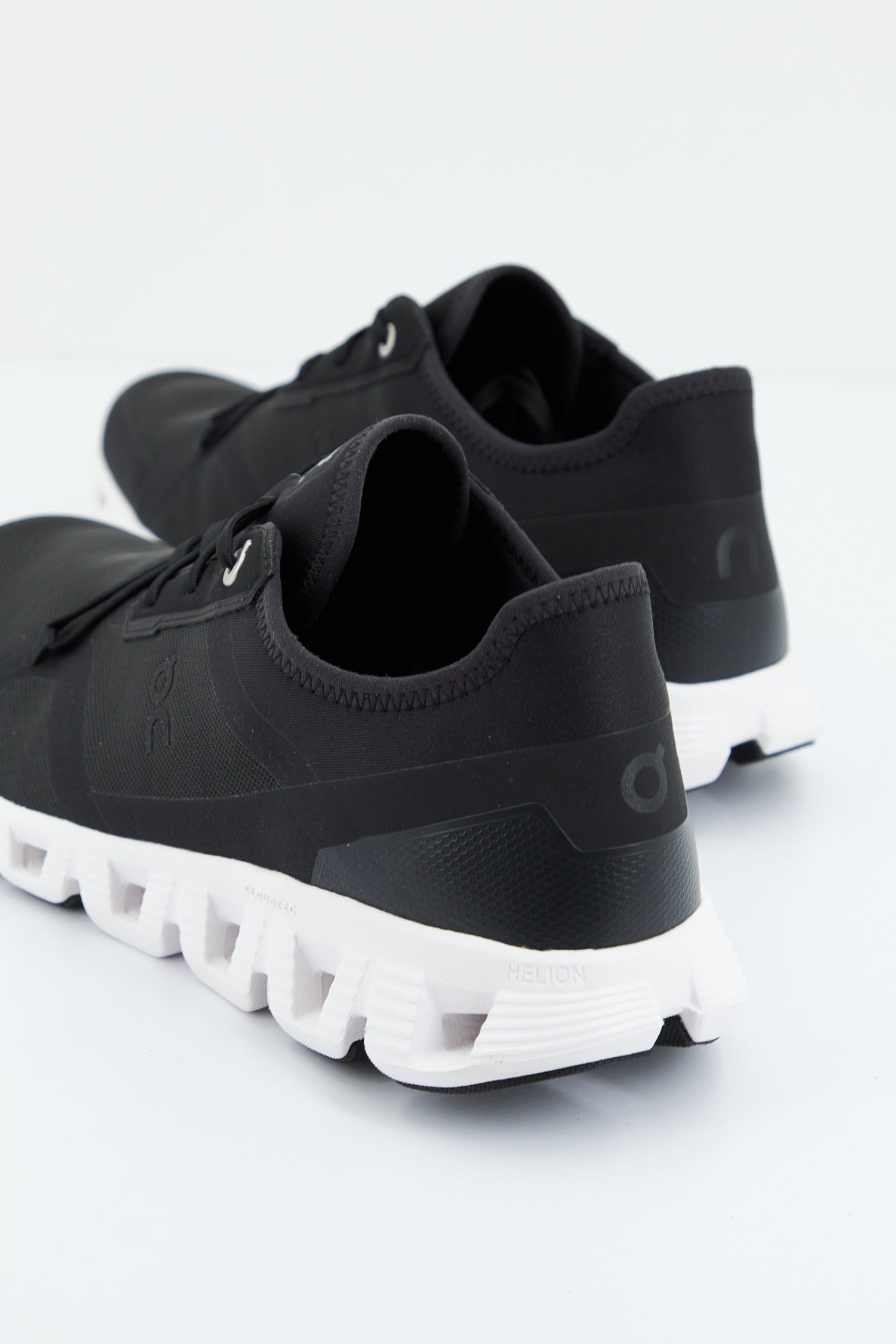 ON RUNNING CLOUD X  AD en color BLCKWHT  (3)