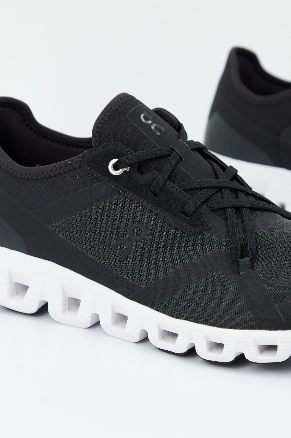 ON RUNNING CLOUD X  AD en color BLCKWHT  (4)