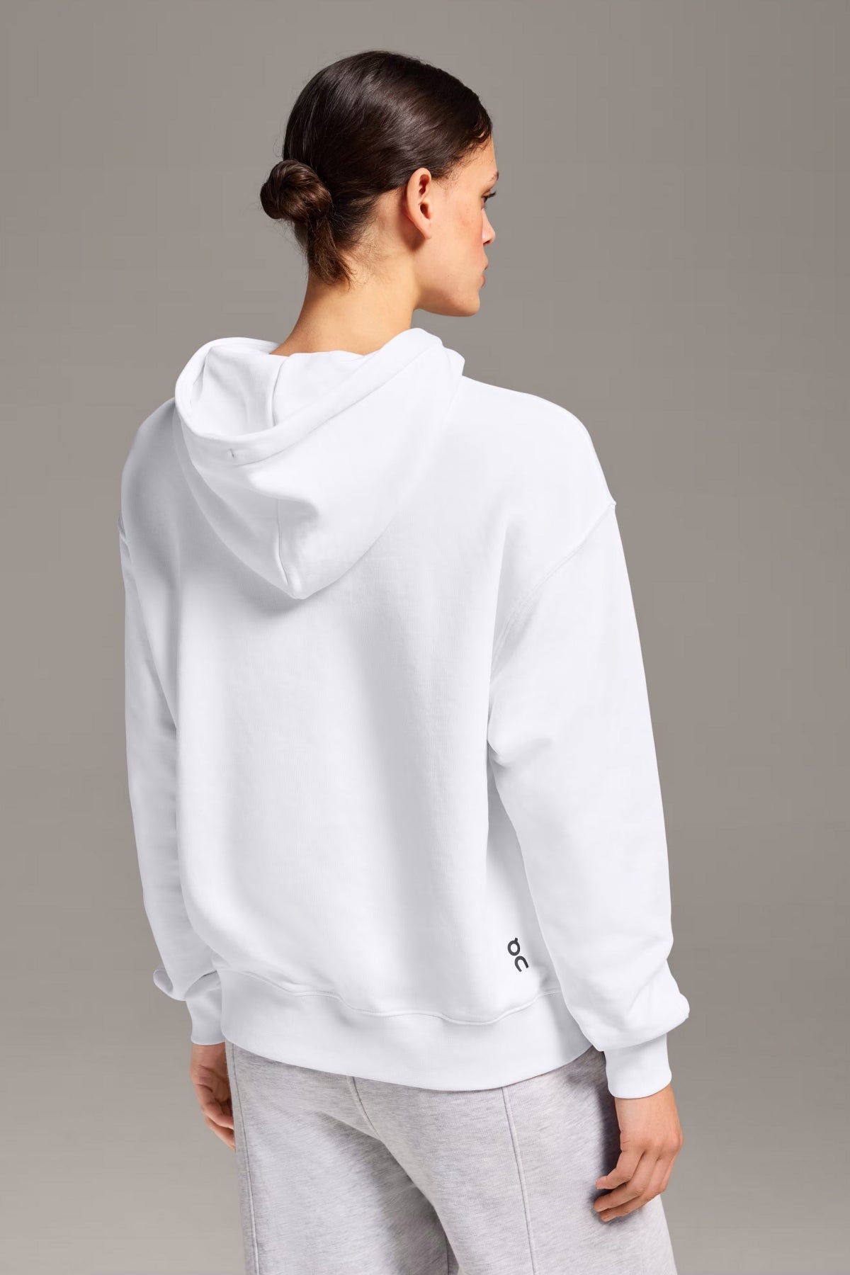 ON RUNNING  CLUB HOODIE en color WHITE  (3)