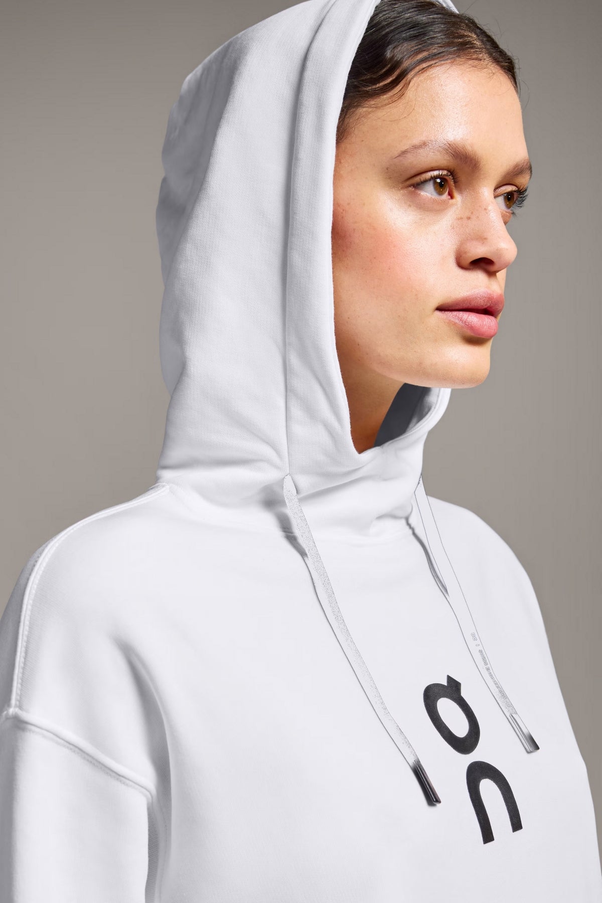 ON RUNNING  CLUB HOODIE en color WHITE  (4)