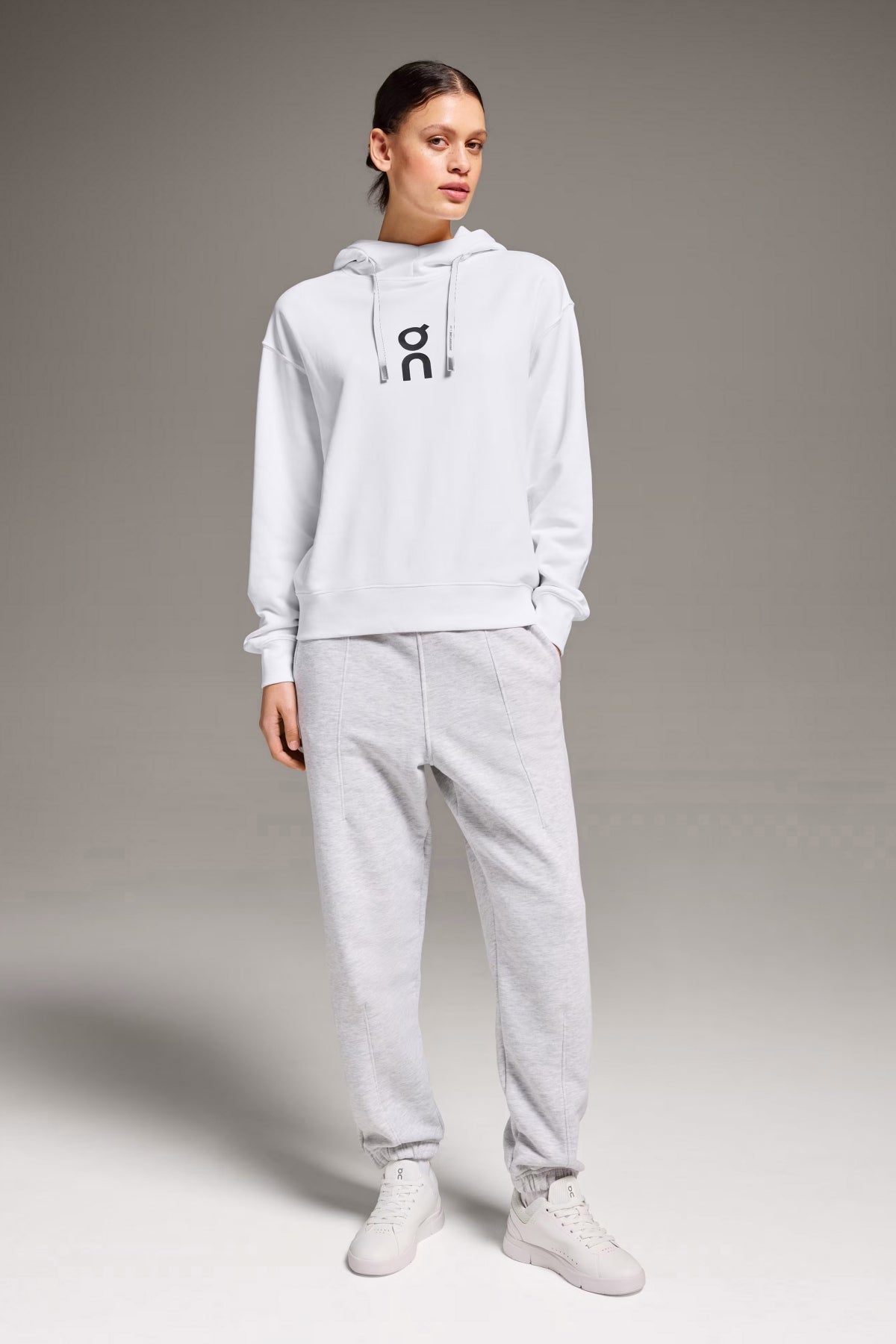ON RUNNING  CLUB HOODIE en color WHITE  (5)