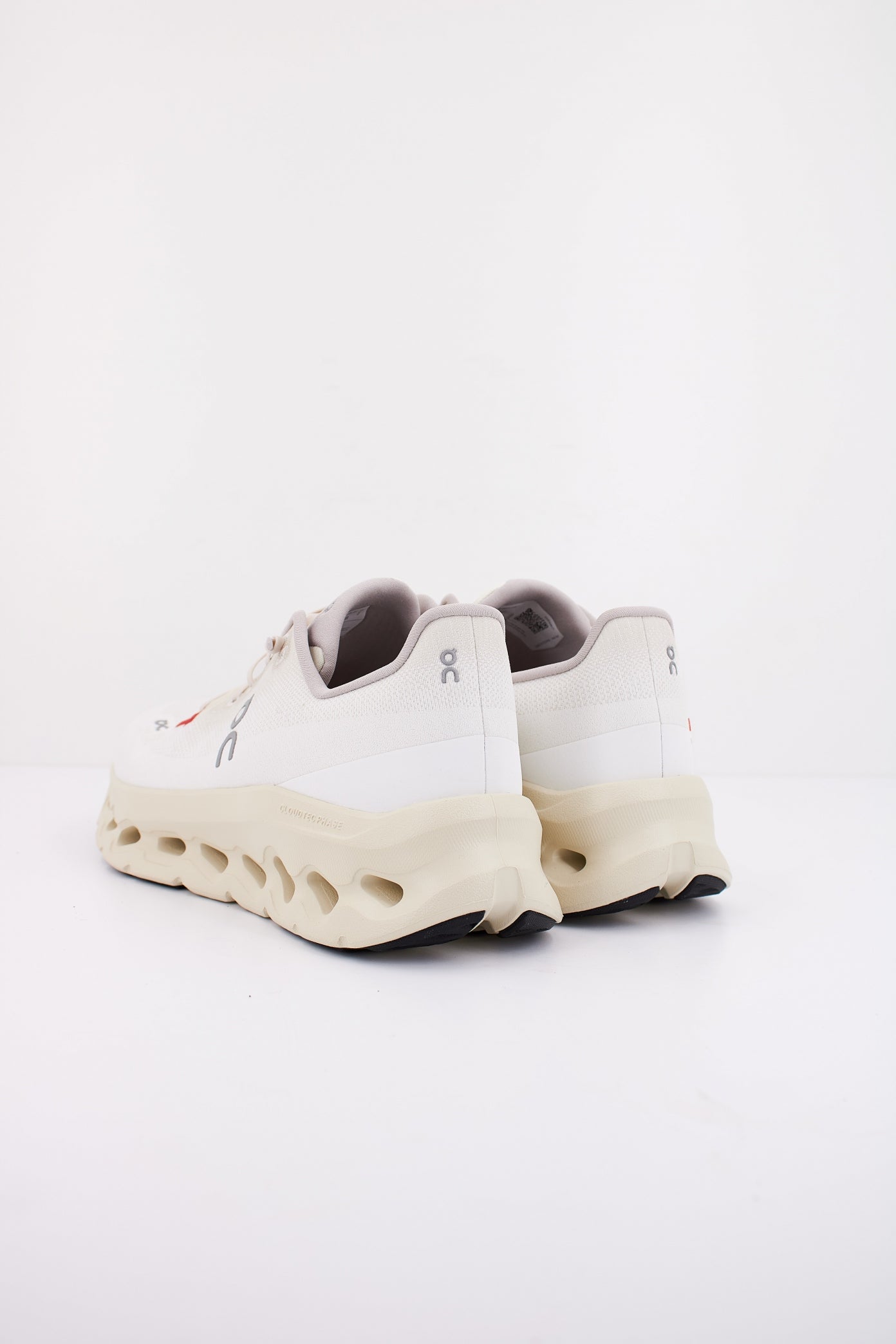 ON RUNNING CLOUDTILT en color CREAM  (4)