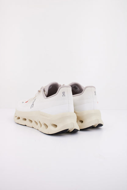 ON RUNNING CLOUDTILT en color CREAM  (4)