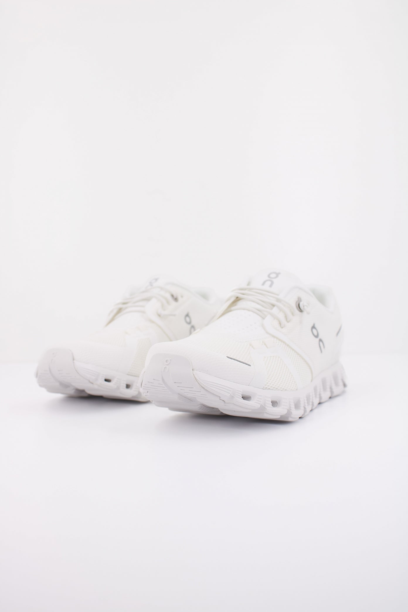 ON RUNNING CLOUD  en color WHITE  (2)