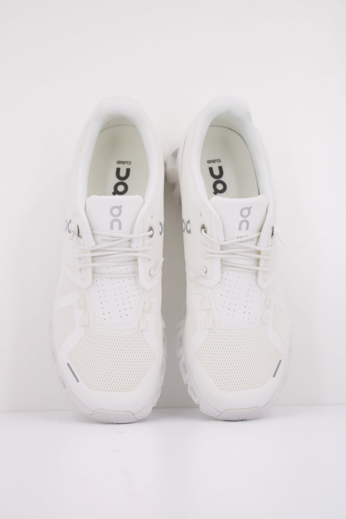ON RUNNING CLOUD  en color WHITE  (3)