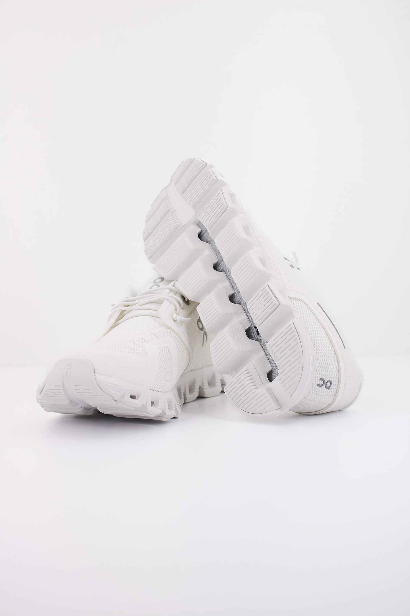 ON RUNNING CLOUD  en color WHITE  (5)