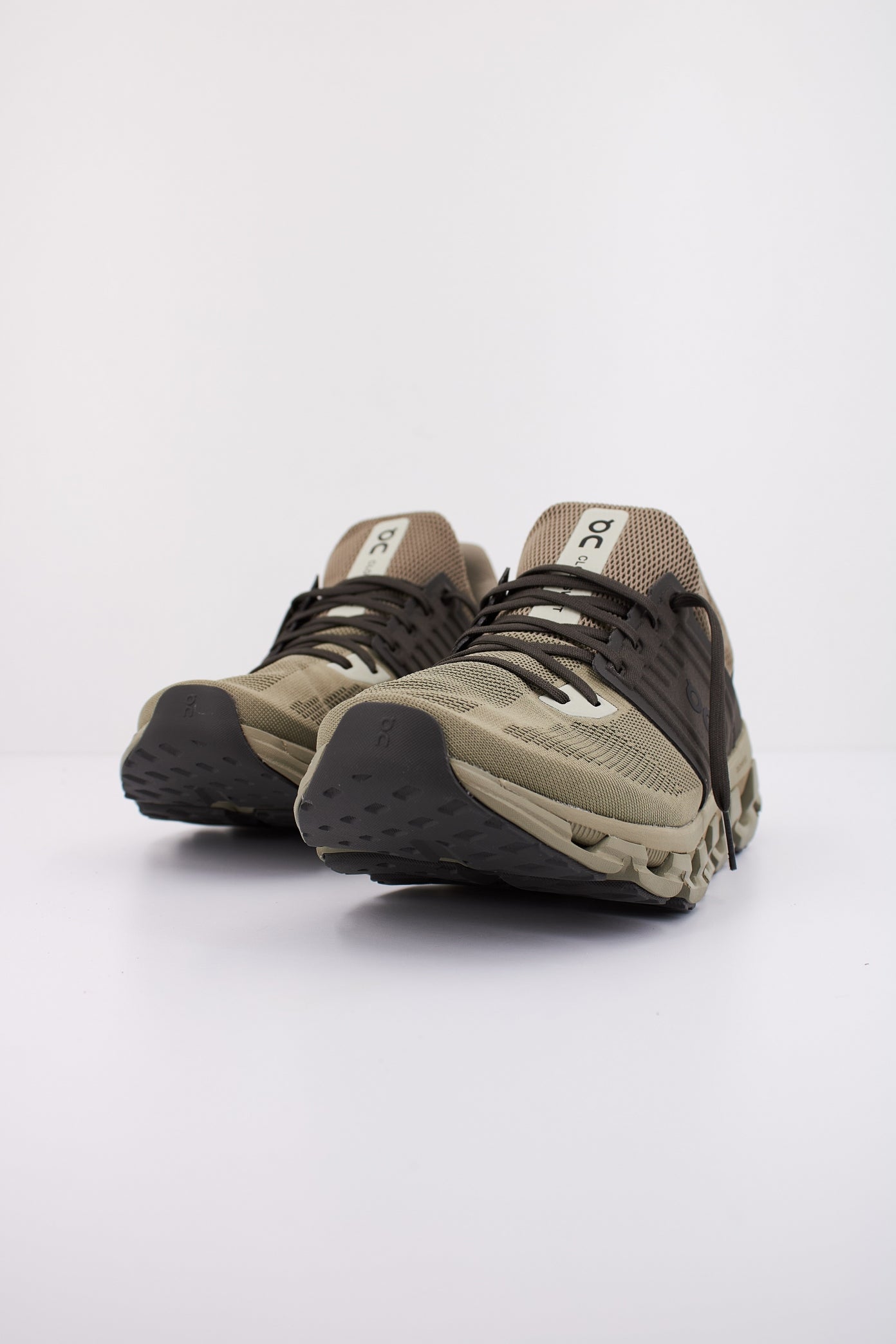 ON RUNNING  CLOUDSWIFT  AD en color THORN  (2)