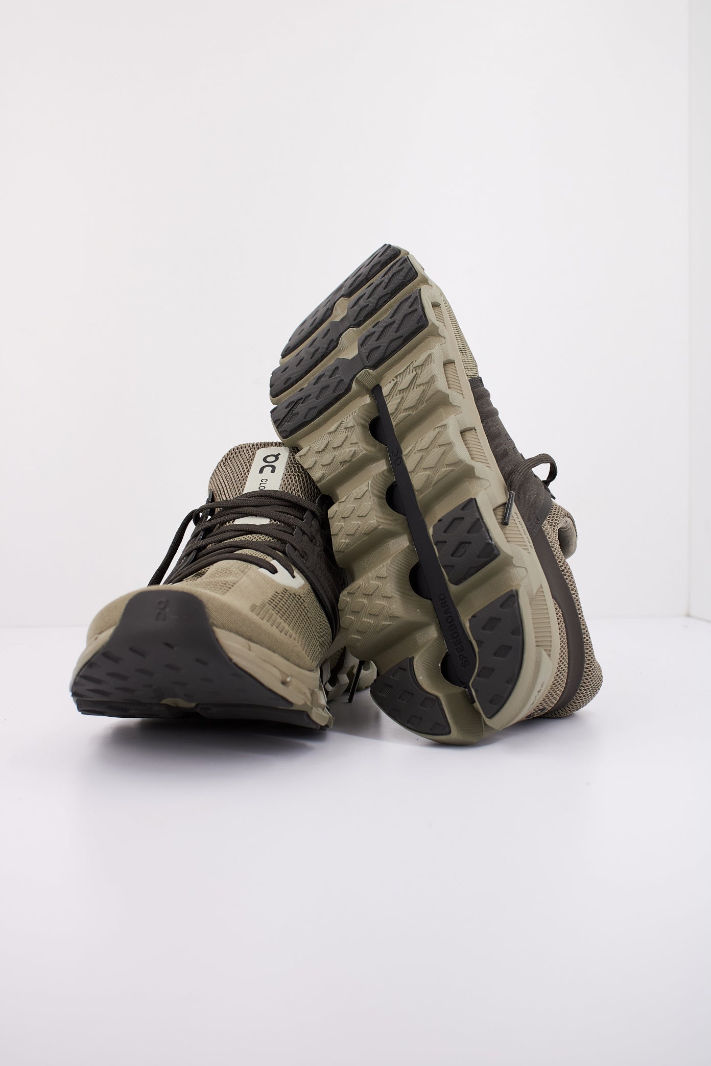 ON RUNNING  CLOUDSWIFT  AD en color THORN  (5)