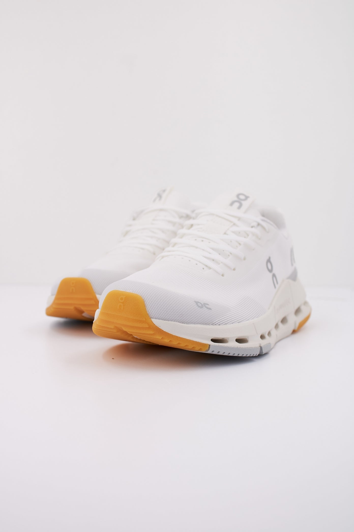 ON RUNNING CLOUDNOVA FORM  en color WHITE  (2)