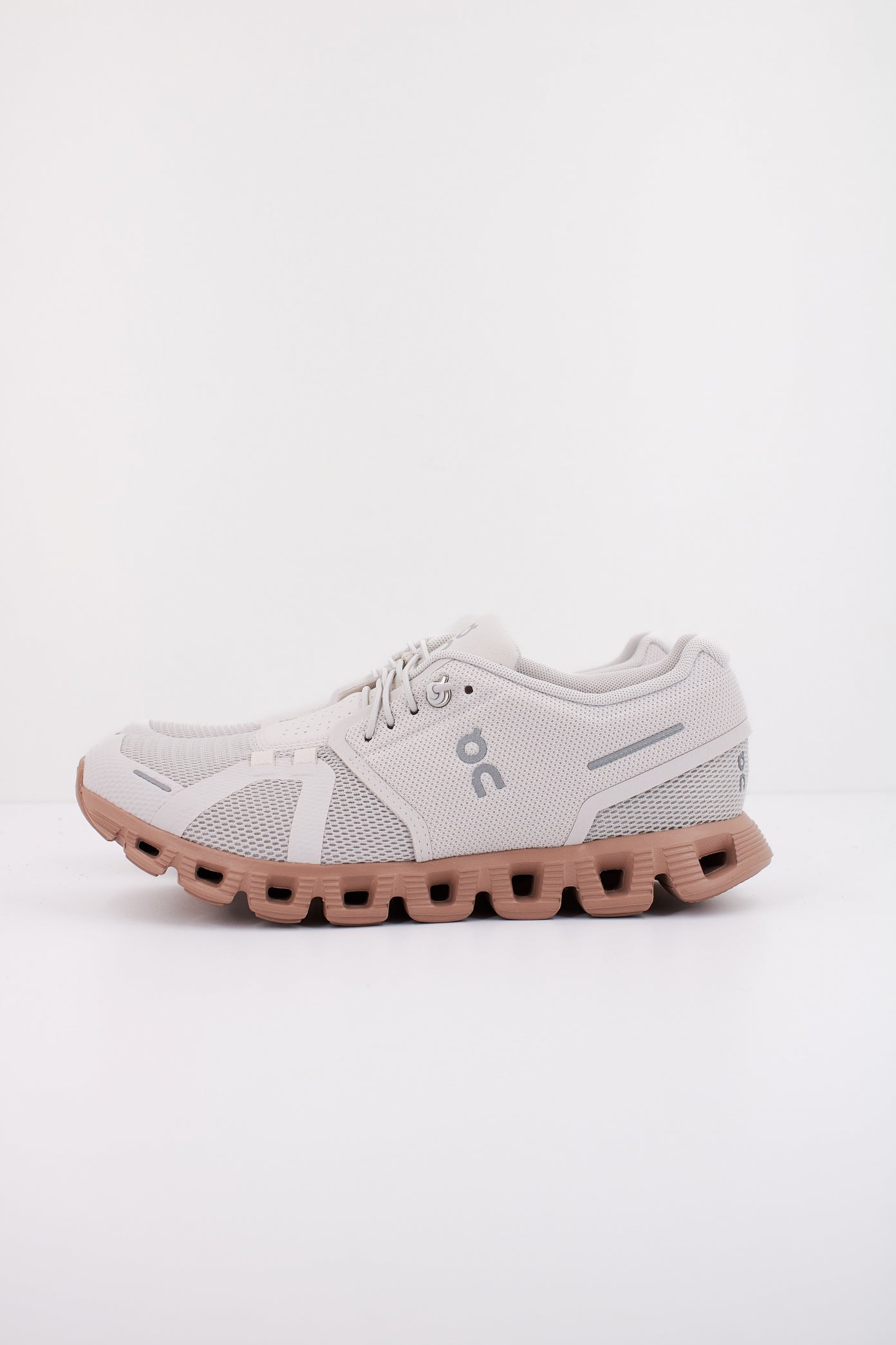 ON RUNNING CLOUD  en color SAND  (1)