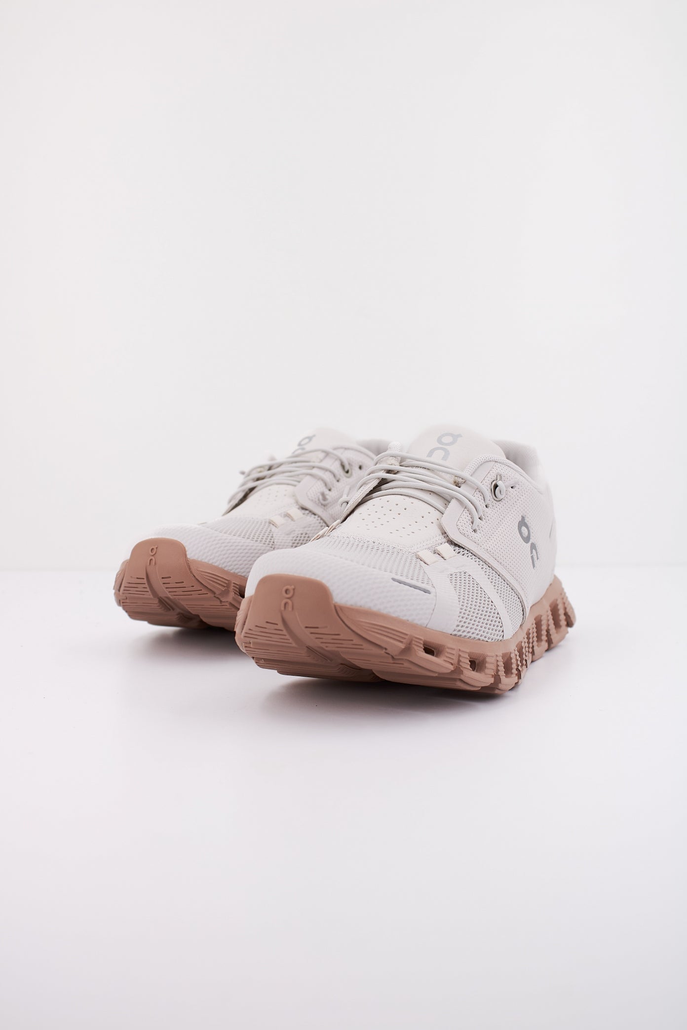 ON RUNNING CLOUD  en color SAND  (2)