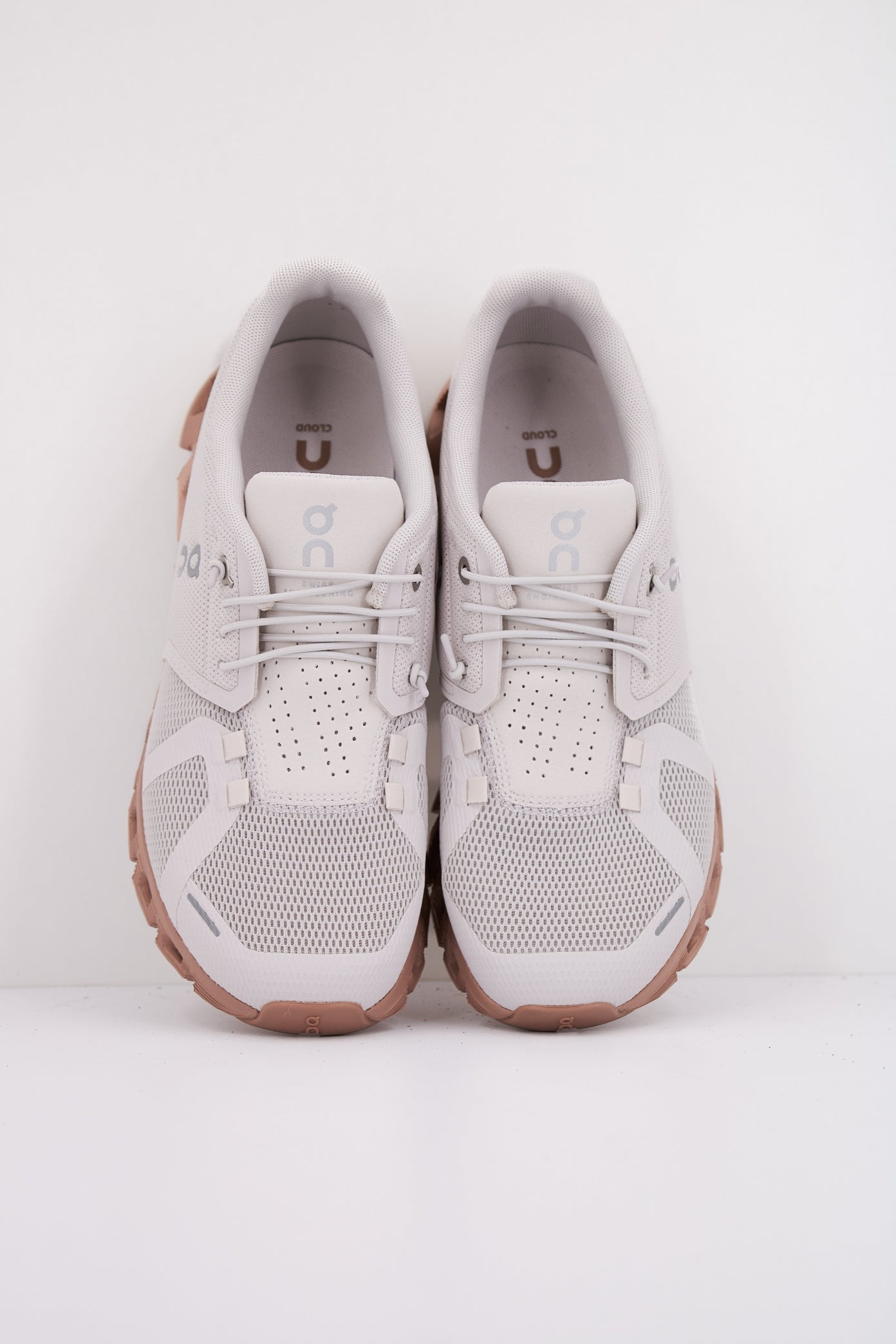 ON RUNNING CLOUD  en color SAND  (3)