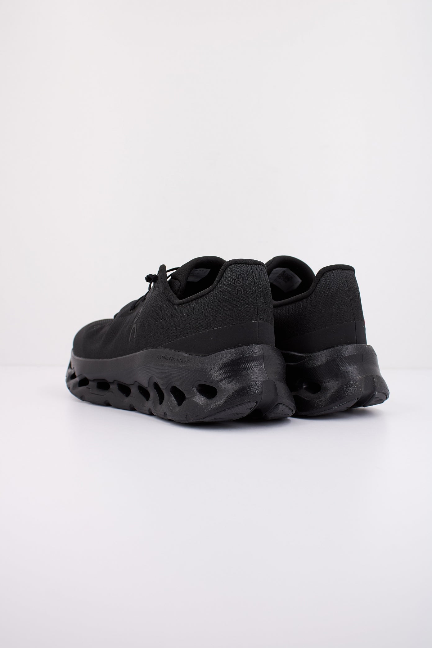 ON RUNNING CLODTILT en color BLACK  (4)